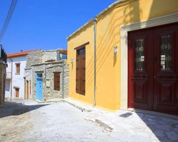 Redblue Door Two Traditional Listed Houses ปาโน เลฟคารา ภายนอก รูปภาพ