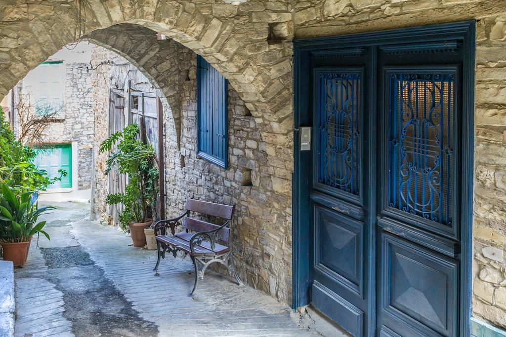 Redblue Door Two Traditional Listed Houses ปาโน เลฟคารา ภายนอก รูปภาพ