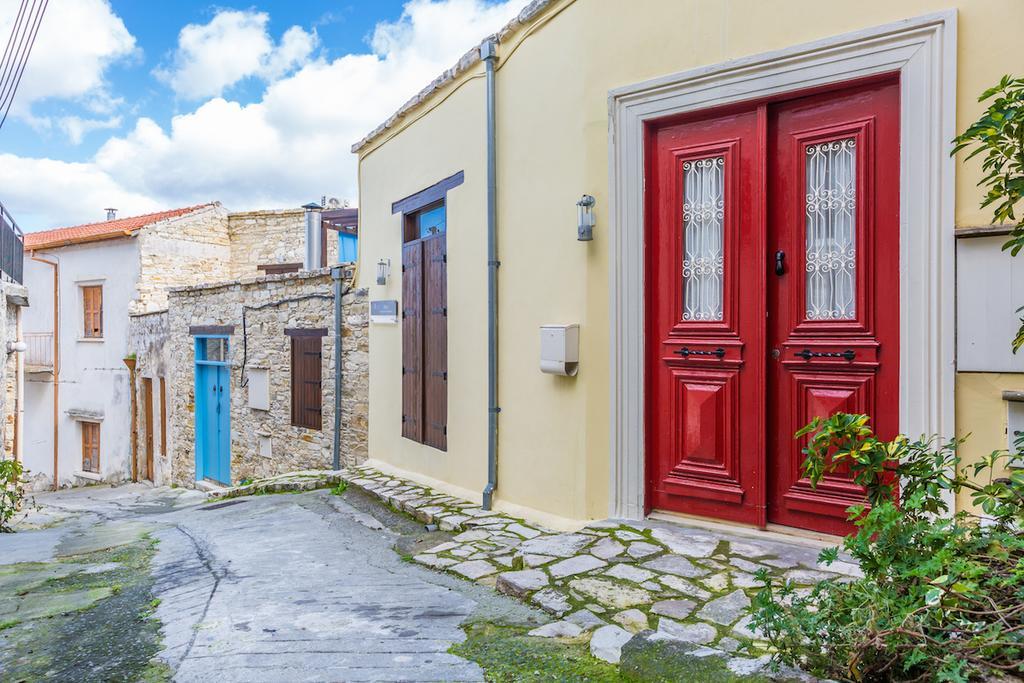 Redblue Door Two Traditional Listed Houses ปาโน เลฟคารา ภายนอก รูปภาพ